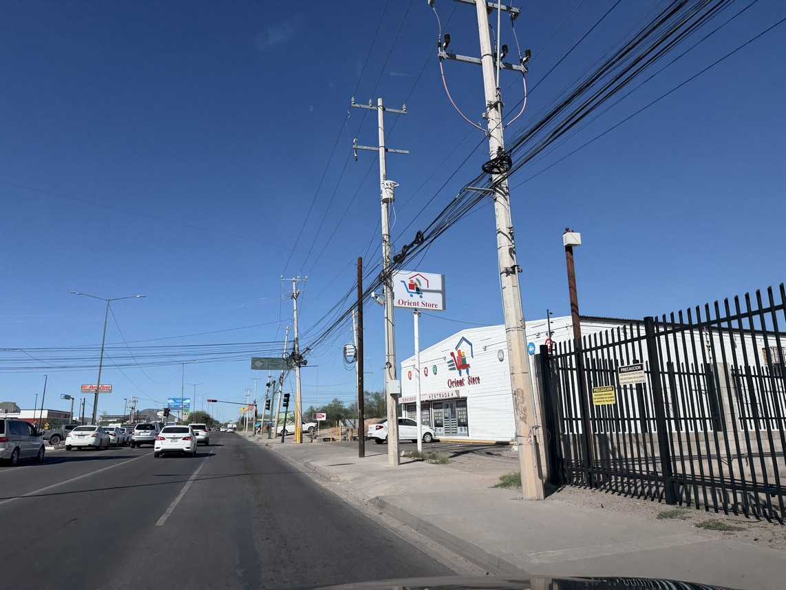 Edificio comercial estratégico Imagen de un edificio de uso comercial en una zona con alto flujo vehicular, ideal para inversión en bienes raíces comerciales. Ubicado en una zona con fácil acceso y visibilidad para potenciar negocios locales.