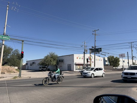 Edificio comercial en ubicación estratégica con fácil acceso y alta visibilidad, ideal para negocios y oficinas, en una zona transitada y con excelente conectividad.