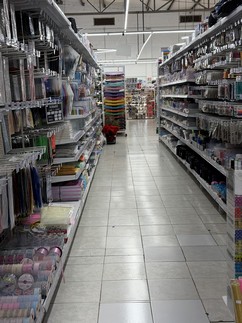 Amplia variedad de productos en tiendas de artículos para oficina y papelería en un ambiente comercial estratégico.